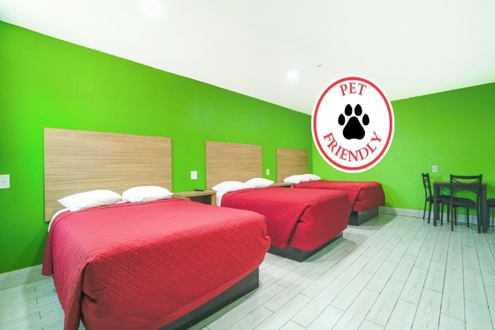 Room, Multiple Beds, Kitchenette - Photo 1