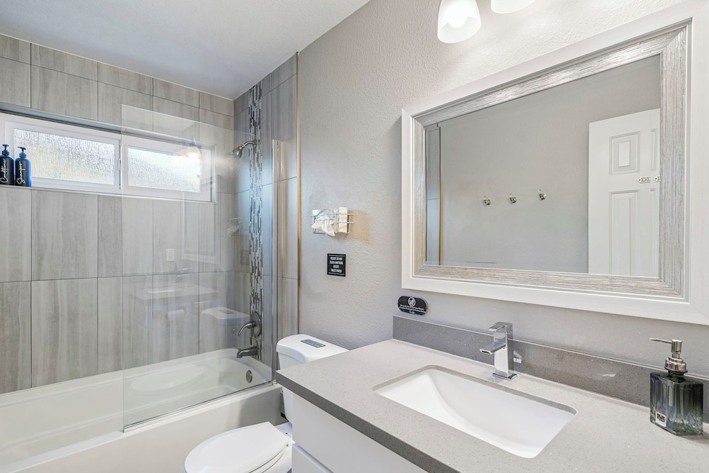 Highly Upgraded 4bd2bath Home With Private Pool, Billede 17