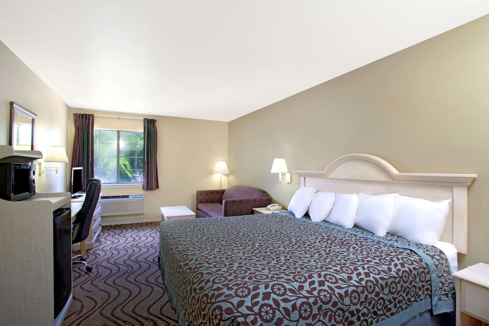 Suite, 1 King Bed, Smoking, Refrigerator & Microwave - Photo 1
