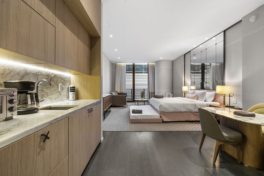 Luxury Studio Suite, 1 King Bed with Sofa bed, City View photo 3