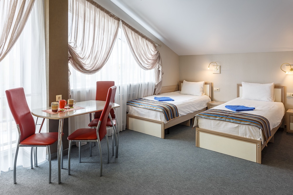 Family Room, Multiple Beds, Kitchen