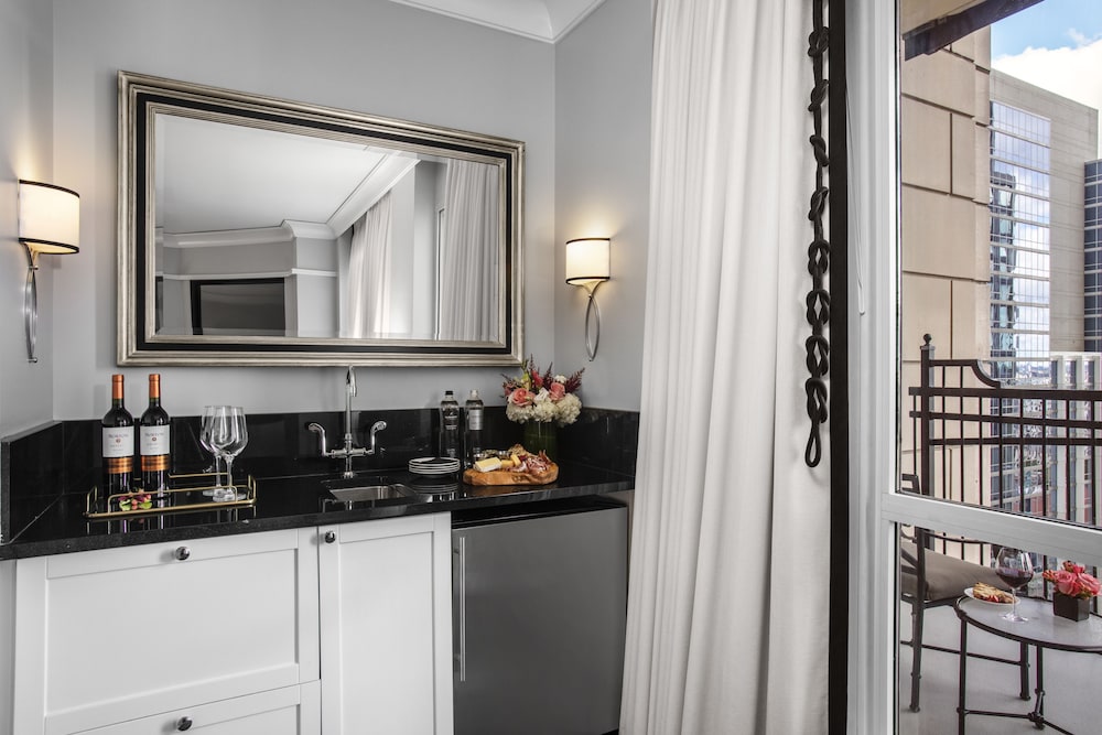 Suite, 1 King Bed, Accessible (Gold Coast Corner, Roll-in Shower)