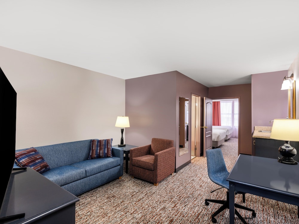 Suite, 2 Queen Beds - Photo 3