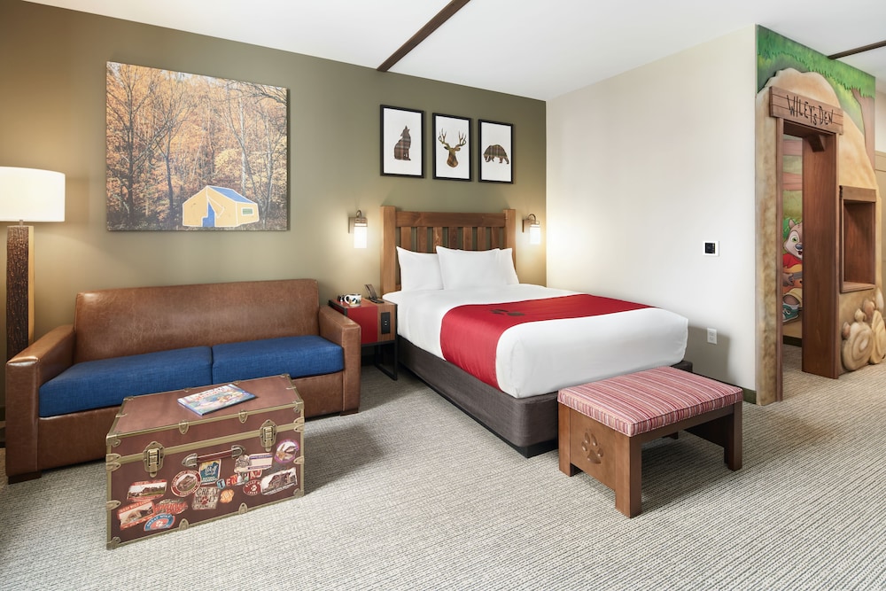 Suite (Wolf Den)