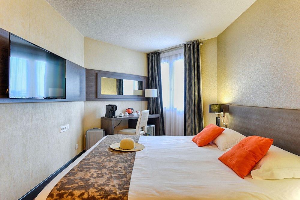 Executive Room, 1 Queen Bed, Non Smoking, Pool View - Photo 2