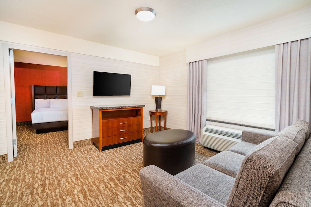 Suite, 2 Bedrooms, Accessible, Bathtub - Photo 2