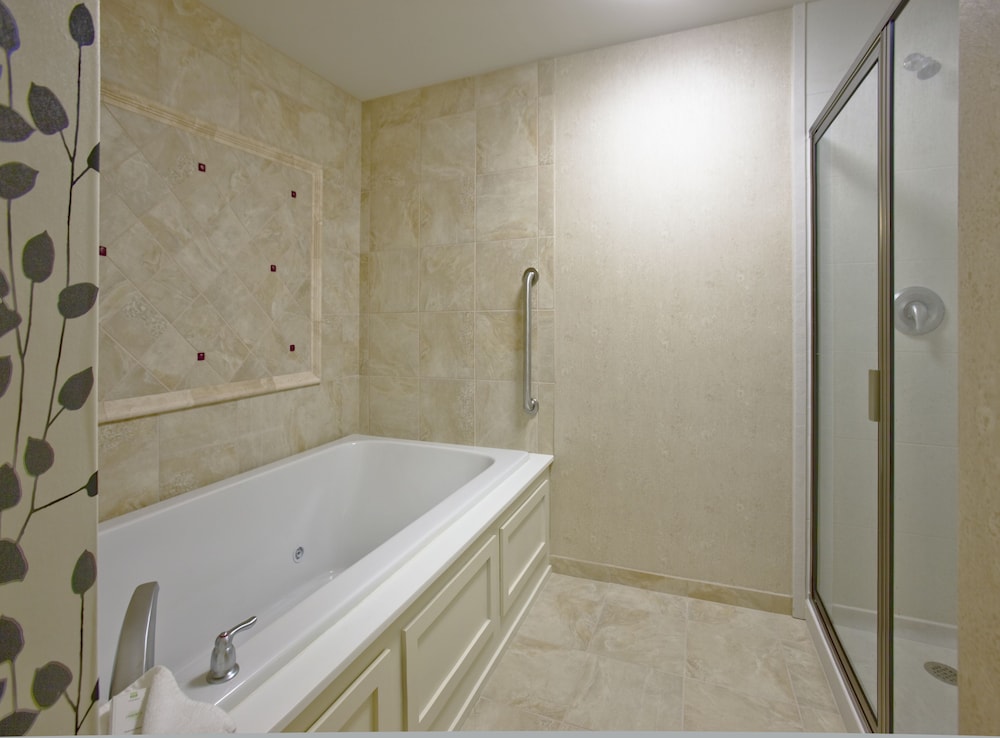 Executive Suite, Corner (2 Queens Beds, 1 Sofa Bed) - Photo 7