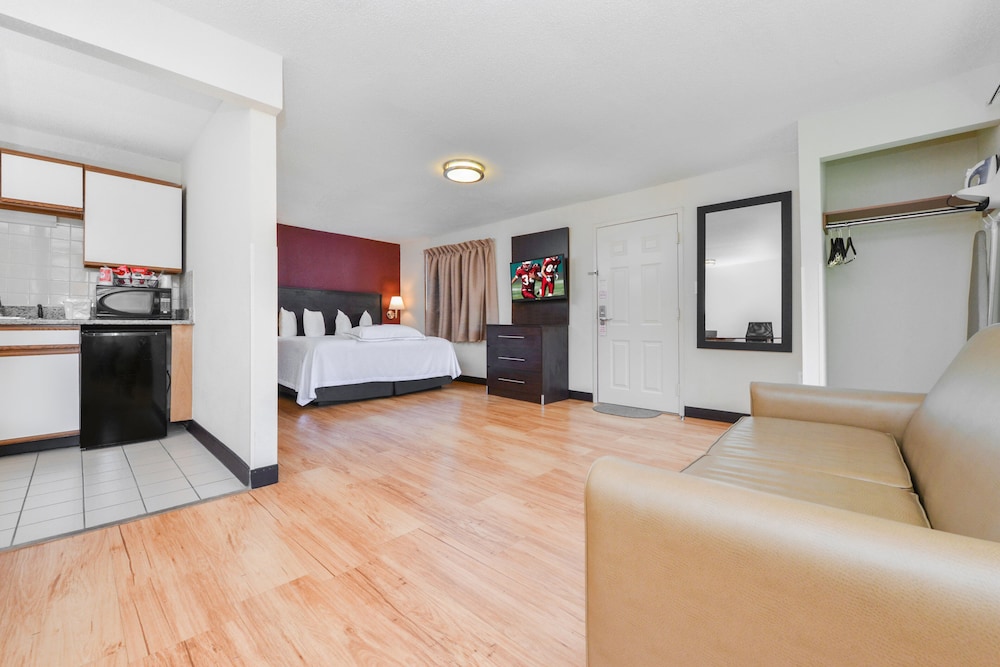 Suite, 1 King Bed, Kitchenette (Smoke Free) photo 3