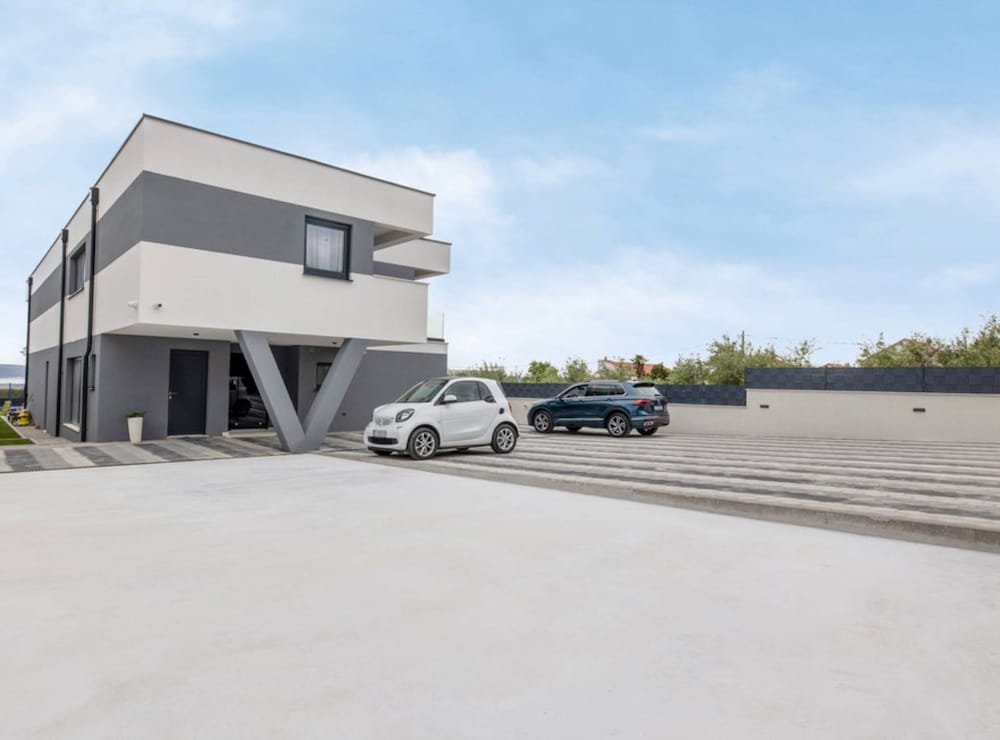 Villa (Five Bedroom Villa with Pool)
