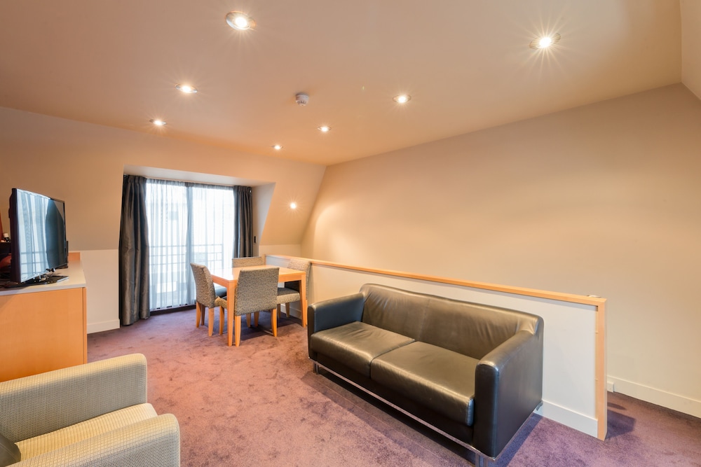 Suite, 1 King Bed, Tower - Photo 4