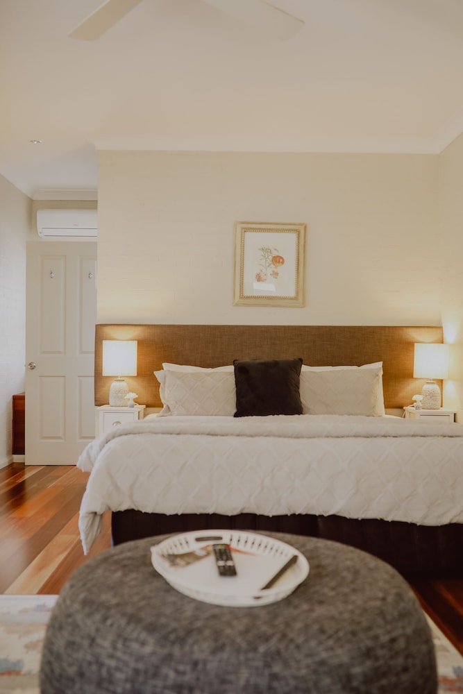 Superior Studio, 1 King Bed, Garden View photo 3