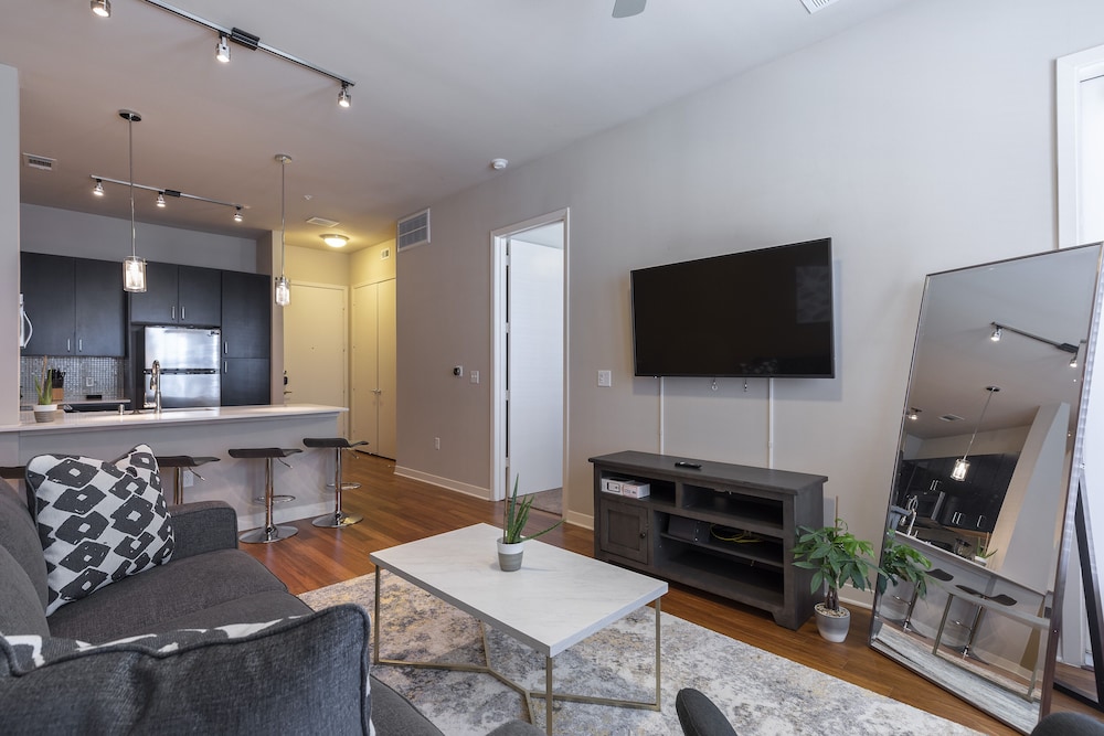 Luxury Condo, 1 King Bed with Sofa bed