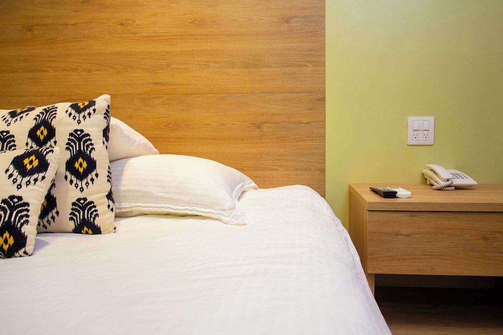 1 Queen Bed - Photo 5