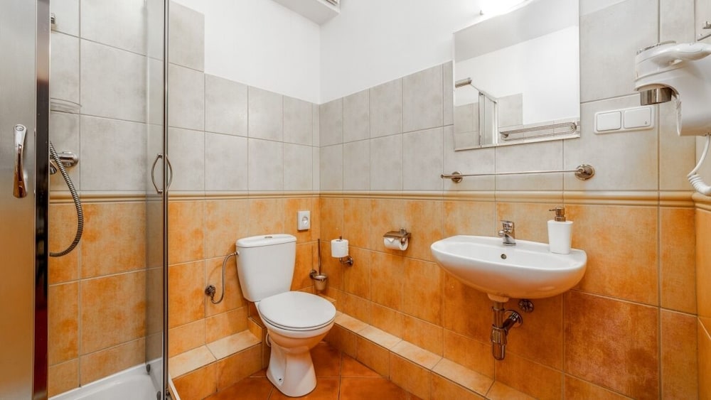 Standard Double or Twin Room - Photo 9