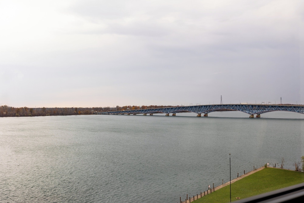 Standard Room, 1 King Bed, River View - Photo 7