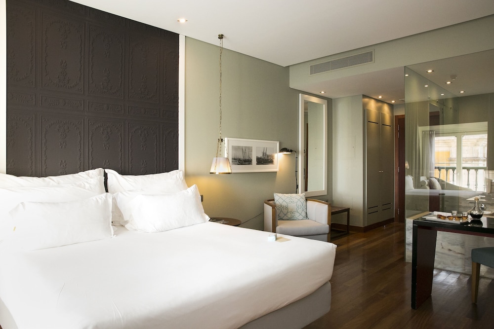 Premium Room (King Size Bed)