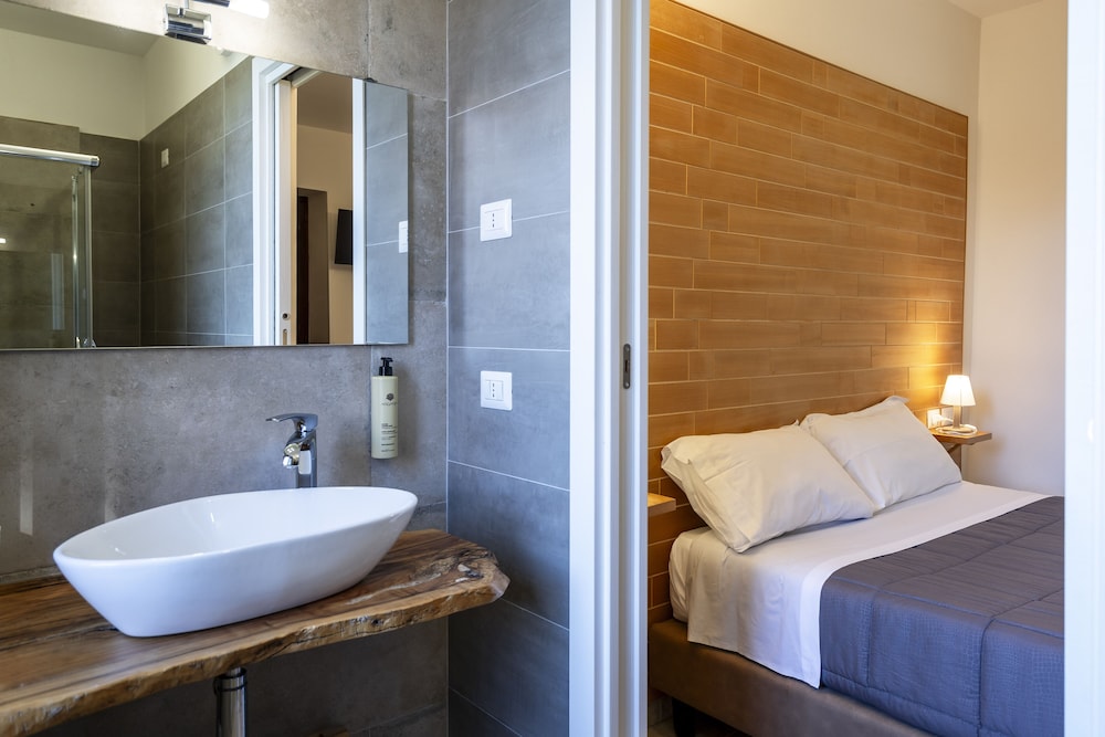 Standard Double Room - Photo 16