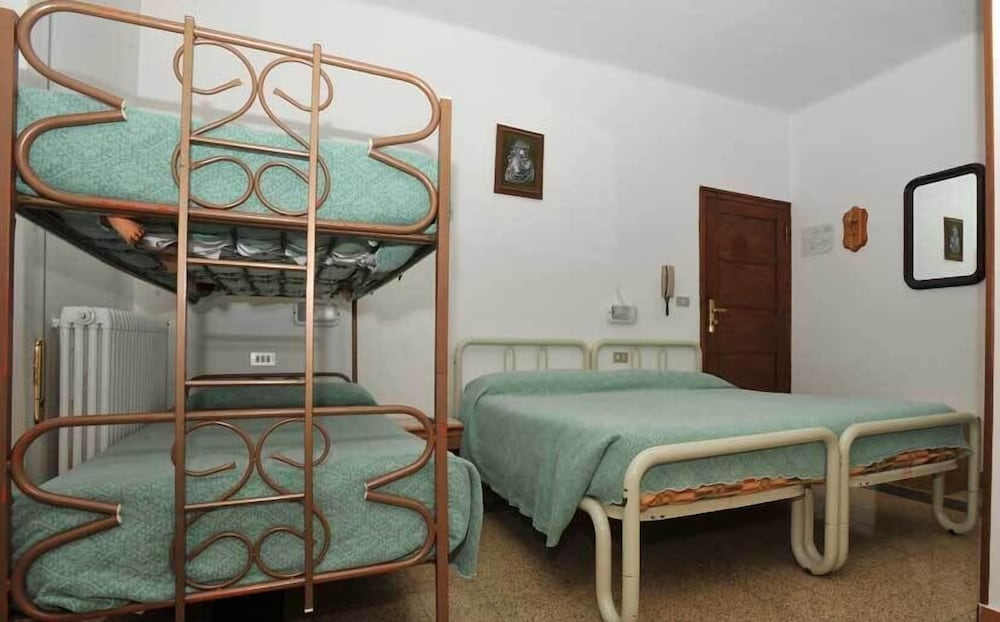 Quadruple Room, Multiple Beds, Non Smoking photo 1