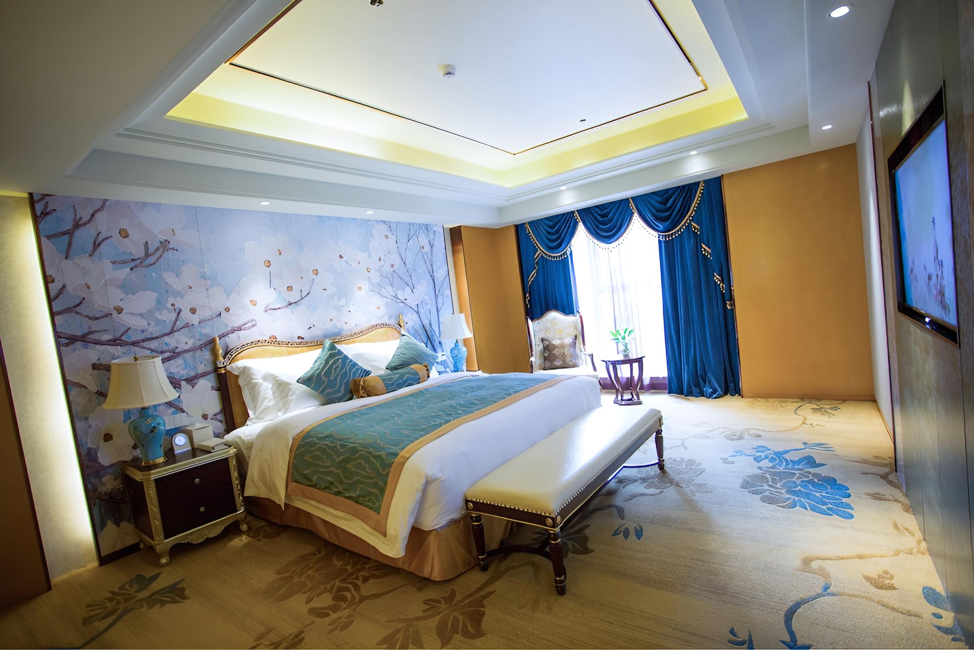 Suite, 1 King Bed, Smoking photo 1