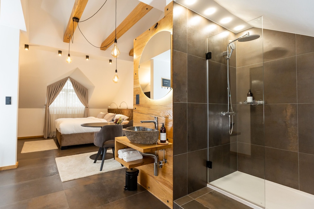 Superior Apartment, 1 King Bed, Bathtub photo 1