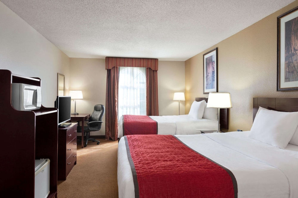 Suite (2 Queen Beds & 1 Sofa Bed) - Photo 1