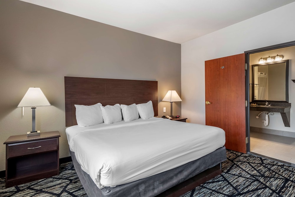 Suite, 1 King Bed, Accessible, Bathtub photo 3