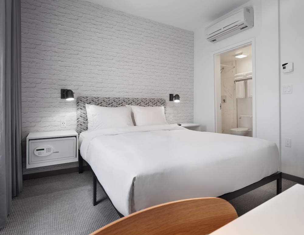 Room, 2 Queen Beds (Connector HiveQueen 3FL) thumbnail 6