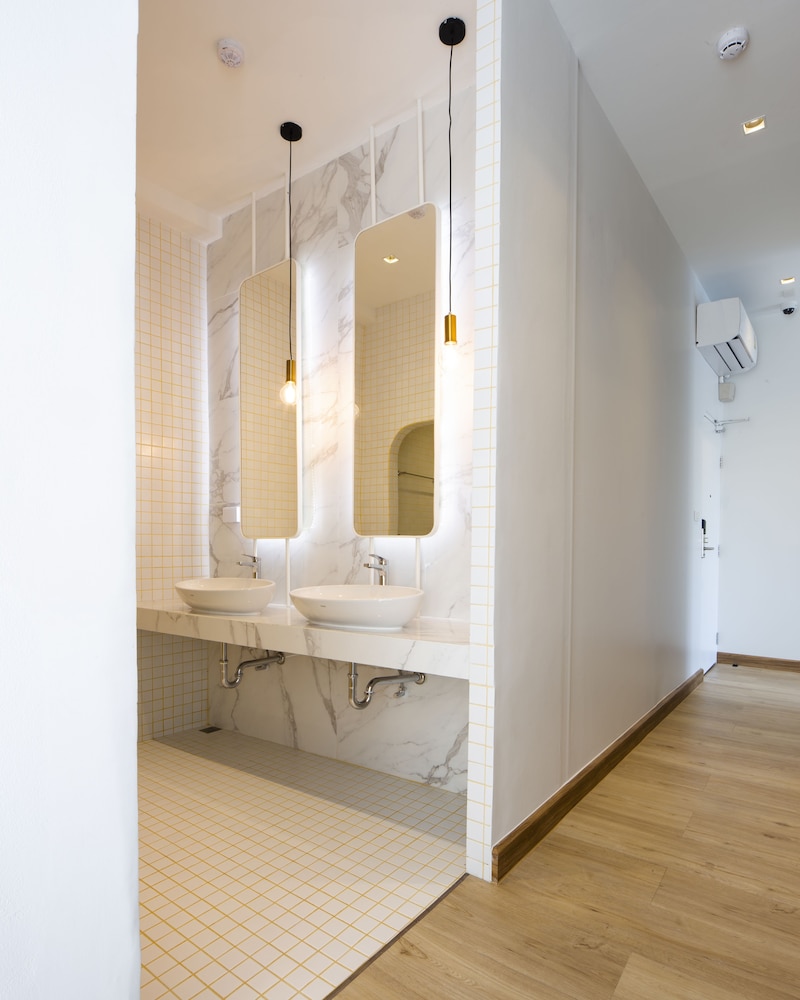 Bed in 12-Bed Mixed Dormitory Room ( En Suite Bathroom) photo 3
