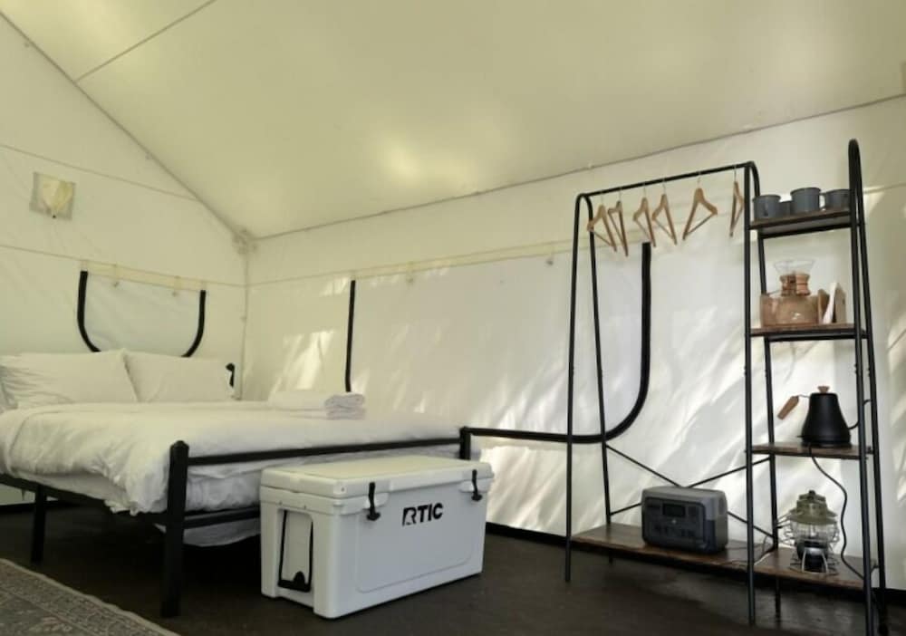 Standard Tent, 1 King Bed photo 1