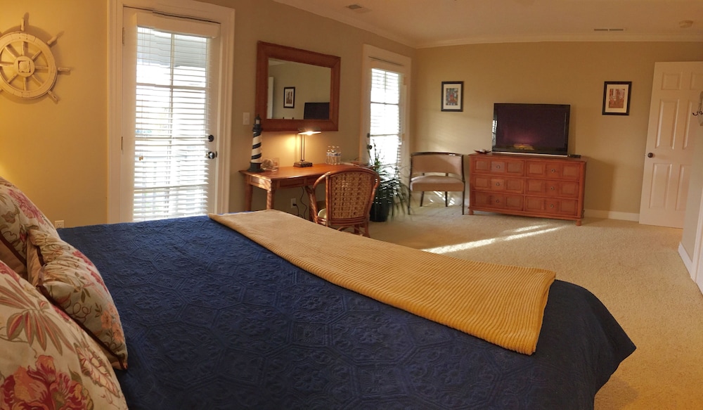 Room, 1 King Bed, Shared Bathroom photo 2