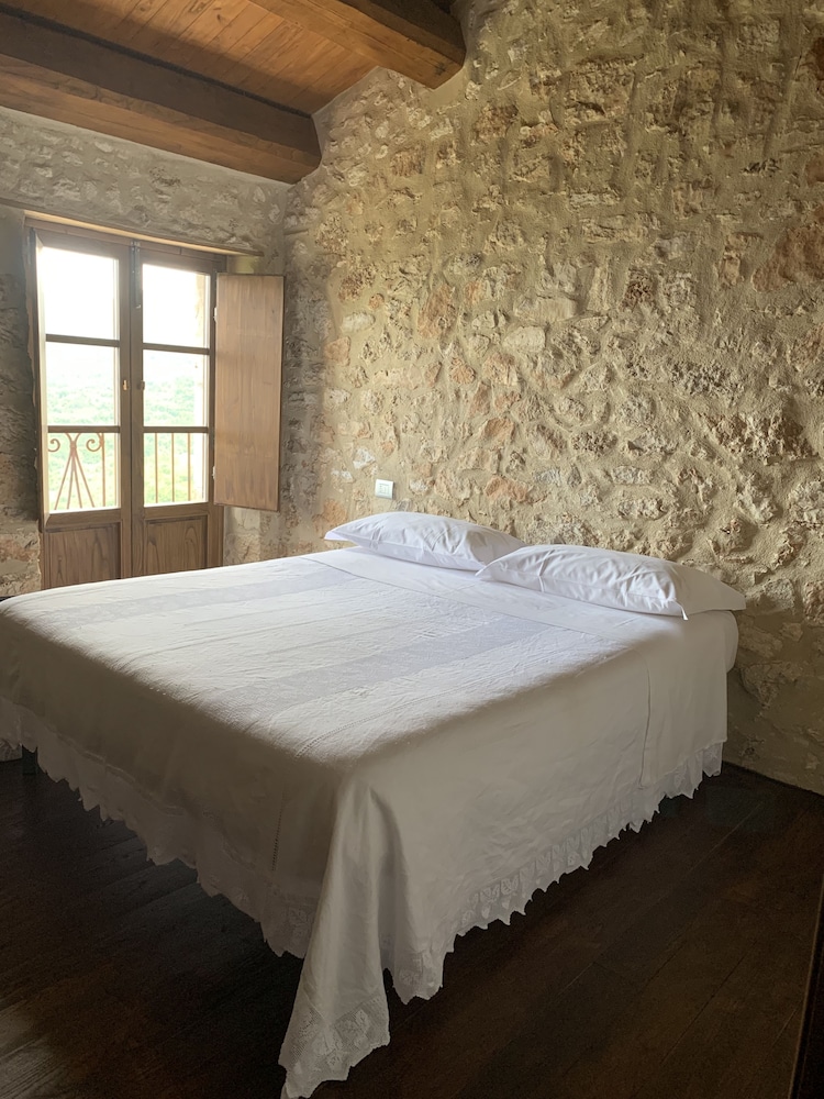 Romantic Apartment, 2 Bedrooms, Fireplace, Mountain View