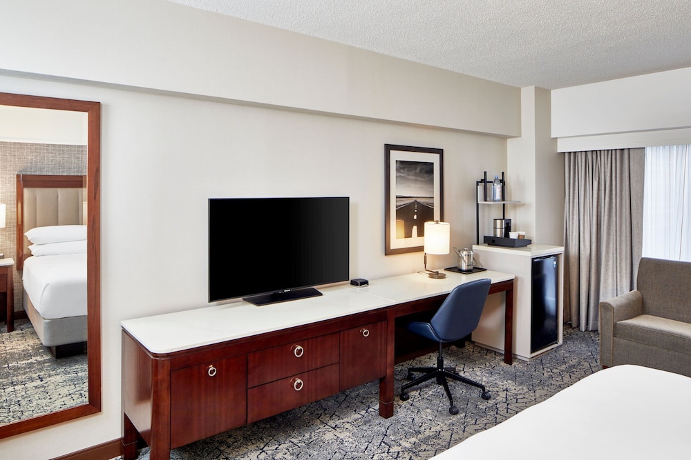 Suite, 1 King Bed with Sofa bed (Mobility Accessible, Roll-In Shower) photo 3
