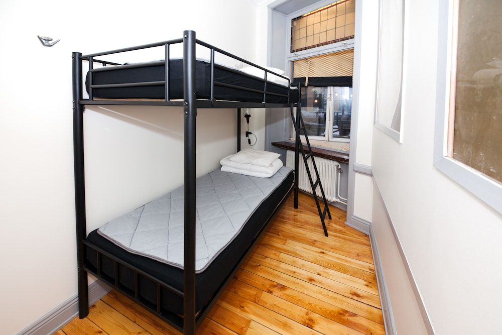 Twin Room, Shared Bathroom thumbnail 5