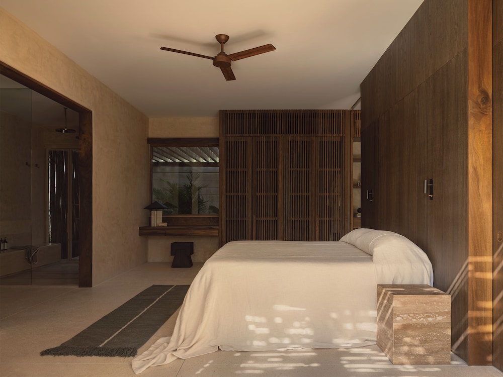 Deluxe Suite, Balcony