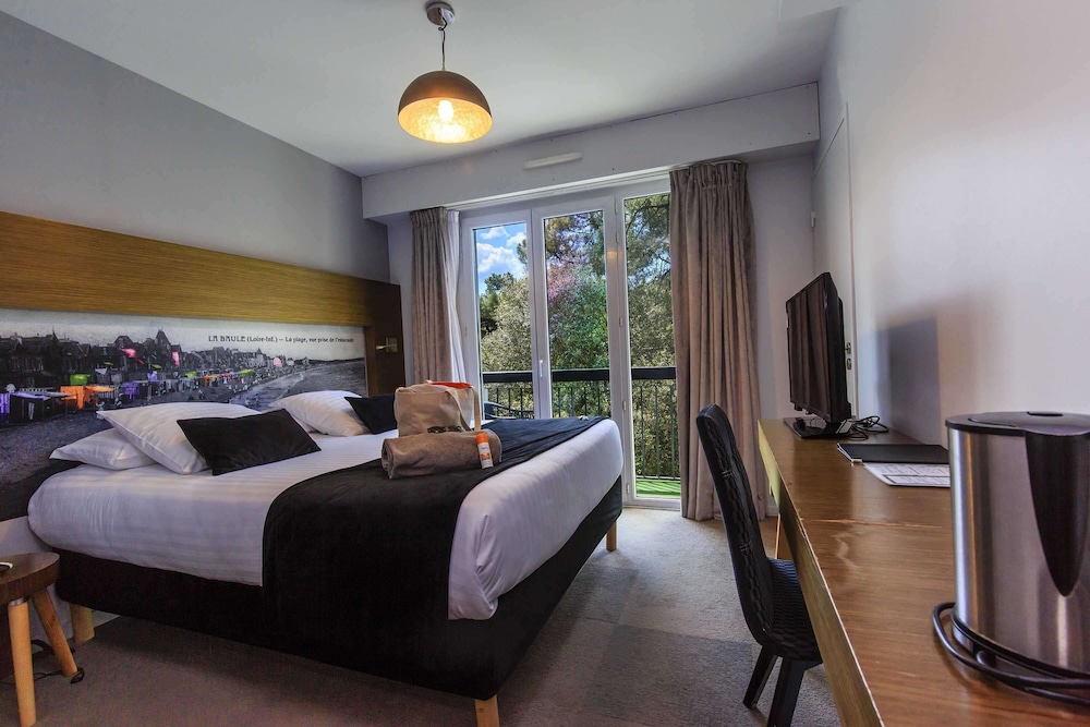 Classic Room, 1 Queen Bed, Non Smoking, Balcony - Photo 2