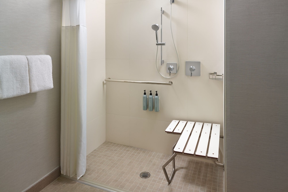Room, 2 Double Beds - Photo 6