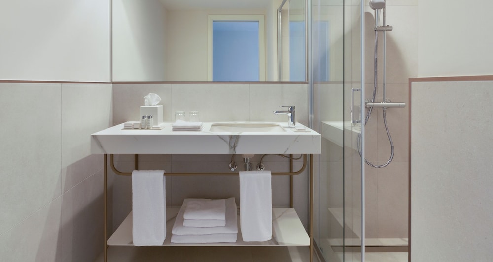 Standard Double or Twin Room, Balcony - Photo 5
