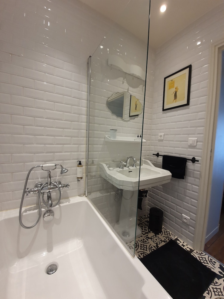 Basic Room, Bathtub photo 2