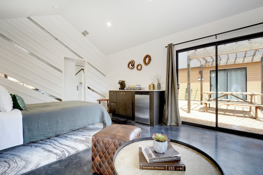 Cabin, 1 Queen Bed with Sofa bed, Hot Tub, Courtyard Area photo 2