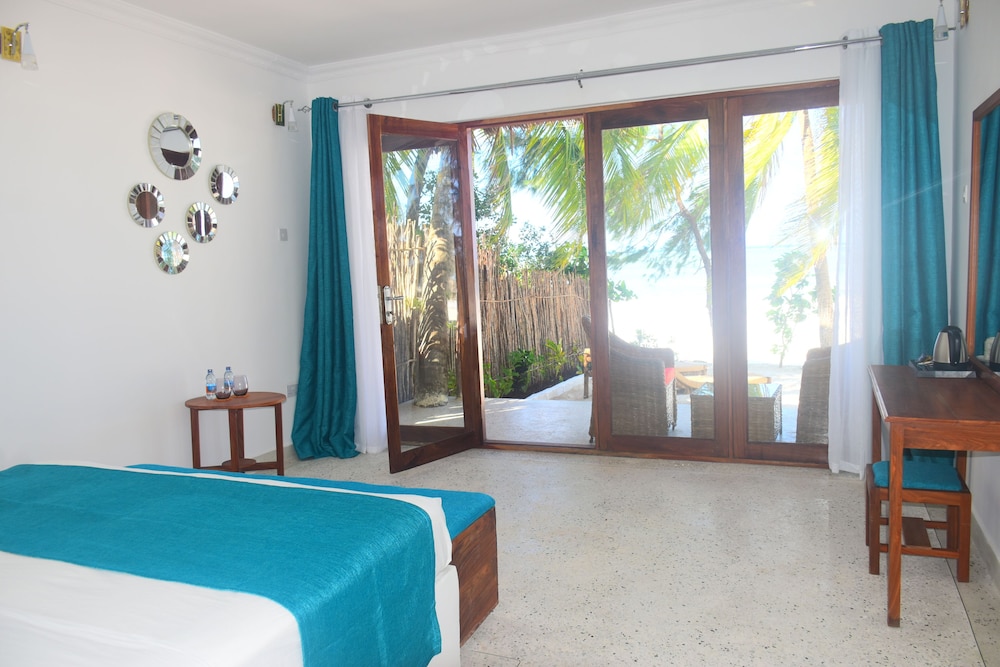 Elite Bungalow, 1 King Bed, Non Smoking, Ocean View photo 2