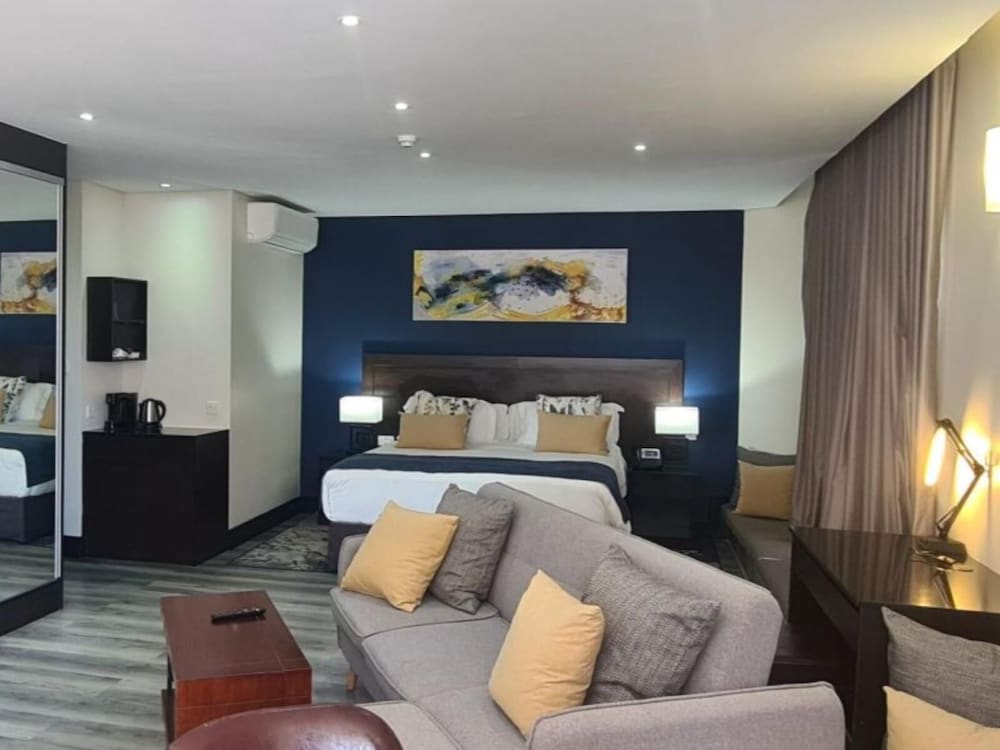Deluxe Suite - Photo 1