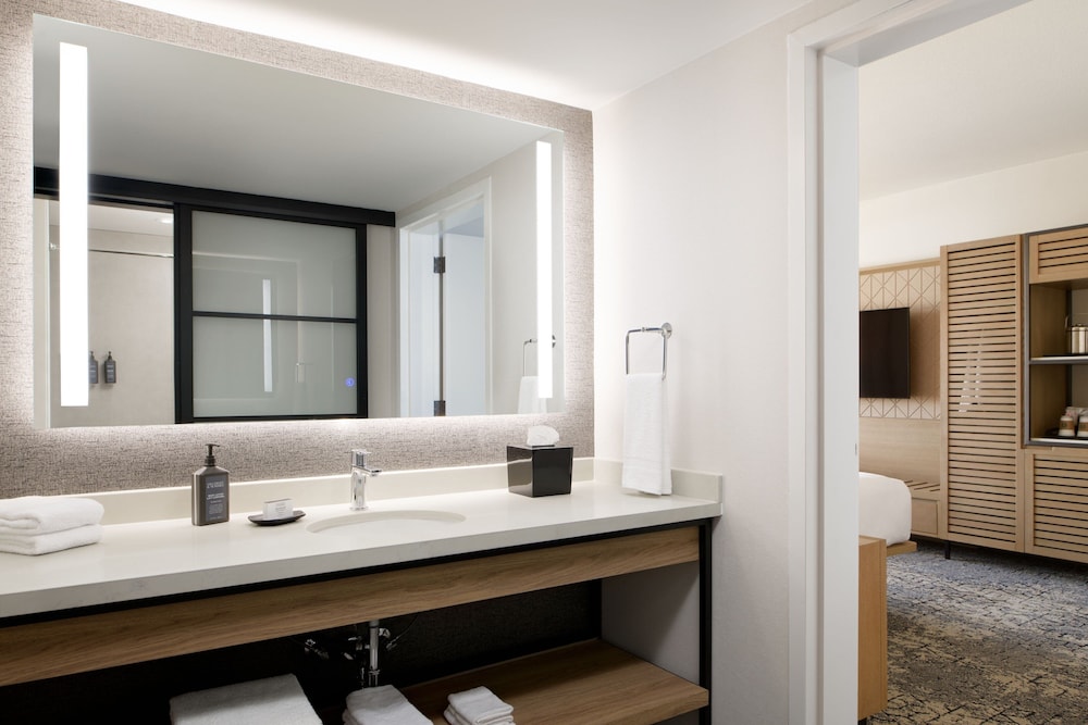 Traditional Room, 2 Queen Beds (Mobility Accessible, Roll-in Shower) - Photo 4