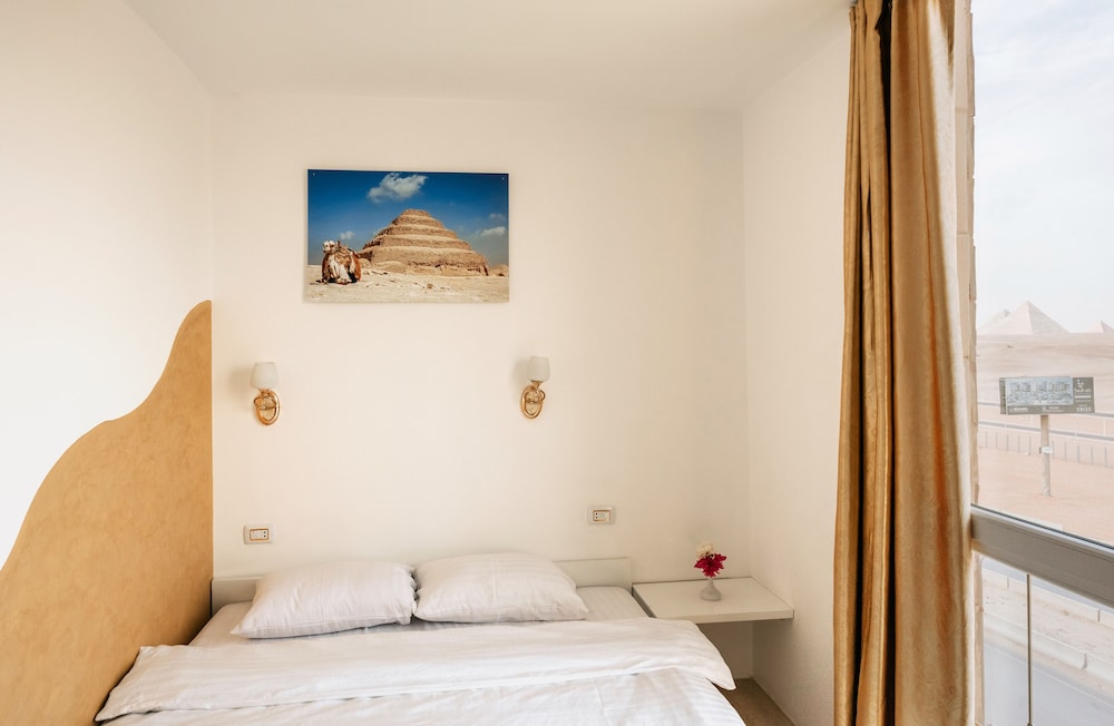 Panoramic Triple Room (2 + 1 room with Pyramids view) photo 1
