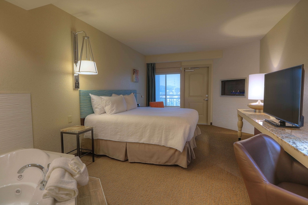 Room, 1 King Bed, Jetted Tub (Balcony) photo 3