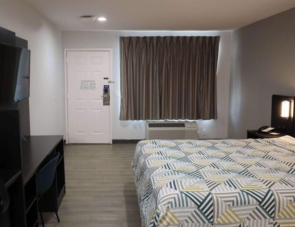 Deluxe Room, 1 King Bed, Smoking, Refrigerator & Microwave - Photo 1