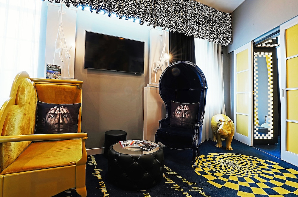 Signature Suite - Photo 4