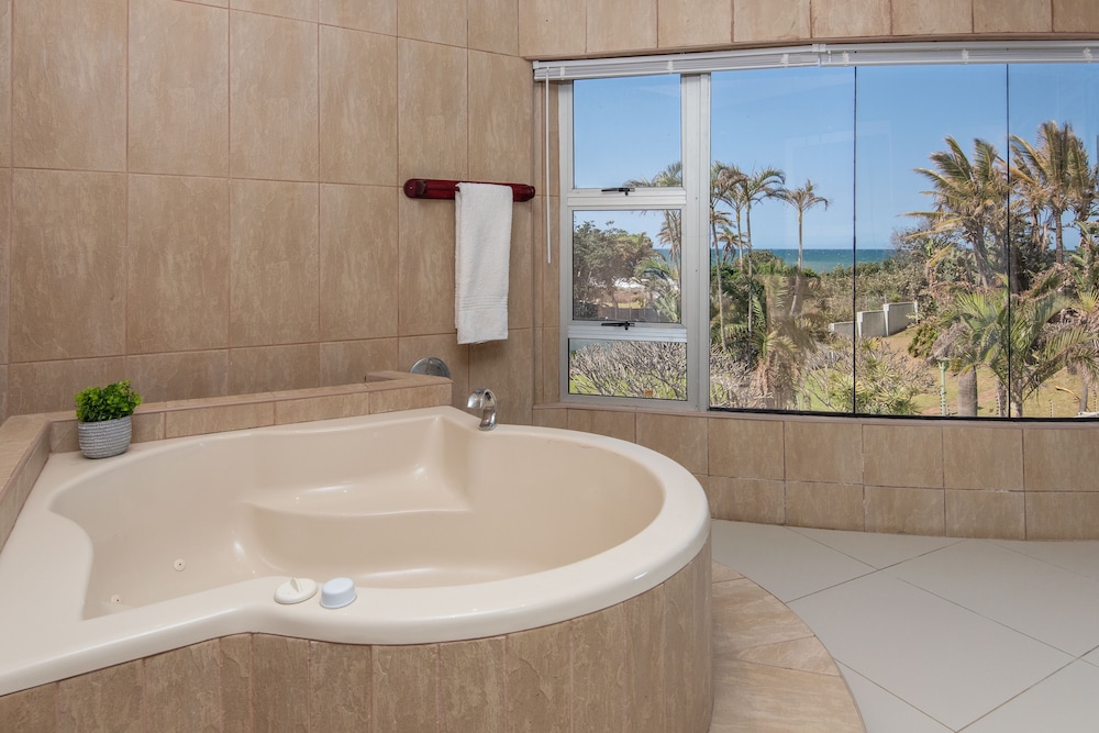 Honeymoon Suite - Photo 7
