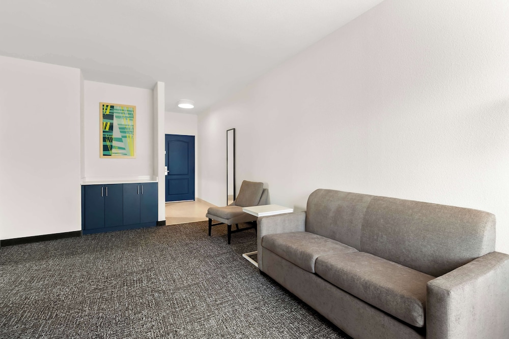 Suite, 1 King Bed, Accessible (Mobility & Hearing, Roll-in Shower) - Photo 2