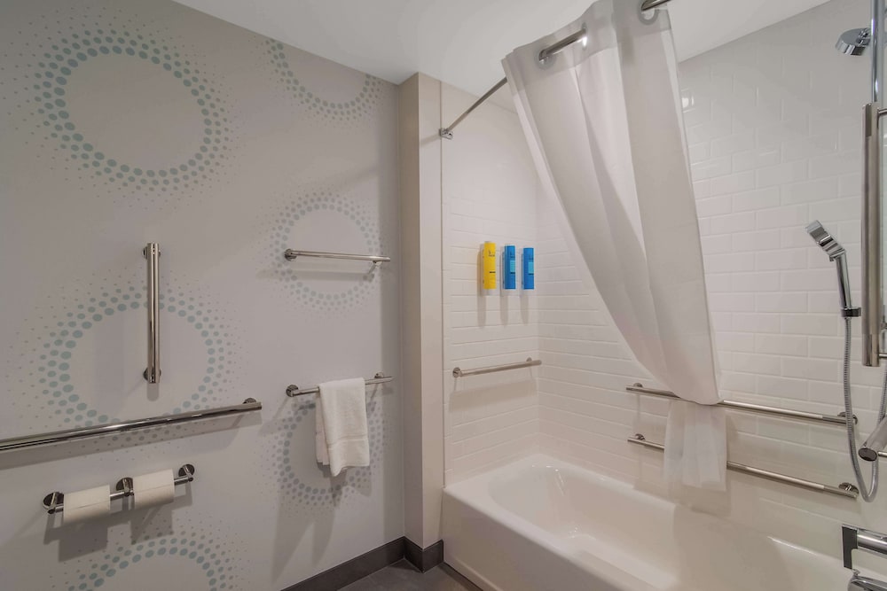 Classic Room, 2 Queen Beds, Accessible, Bathtub - Photo 11
