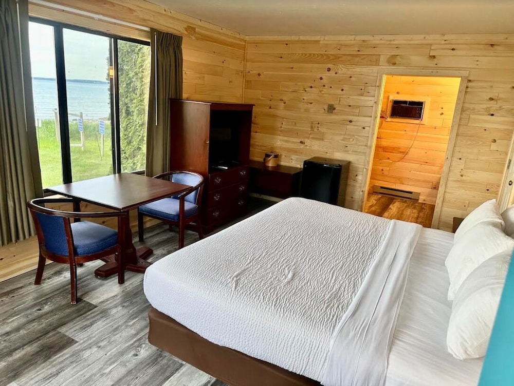 1 King Room Lakefront Bridgeview